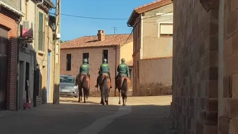 Un escuadrón de caballería de la Guardia Civil en Granja de Moreruela