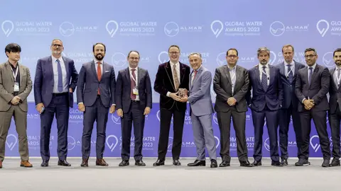 Delegación de Aqualia recibiendo el premio de la GWI