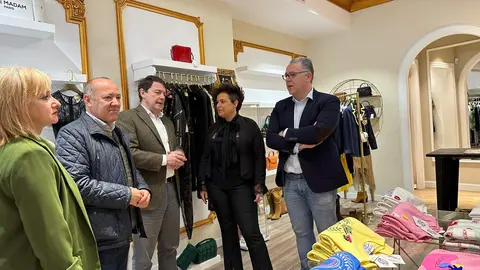 Prada, Mañueco, Barrios y García e n un comercio zamorano