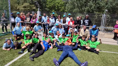 Celebración del equipo benjamín B de la Amistad 2000