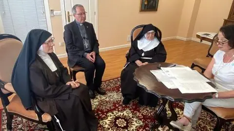 escritura de cesión del convento a la diócesis de Zamora