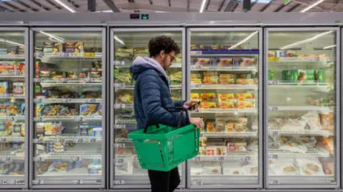 Compra en la sección de congelados. Fotografía de archivo