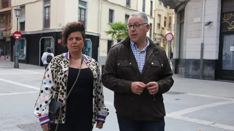 Jesús María Prada y Beatriz Lozano en una de las arterias más deprimidas del comercio zamorano