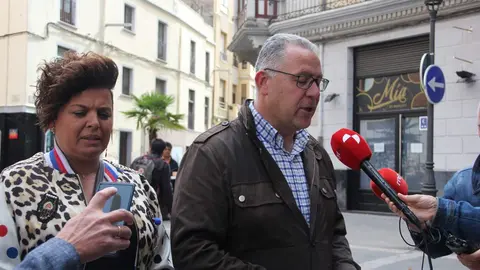 Jesús María Prada y Beatriz Lozano en una de las arterias más deprimidas del comercio zamorano
