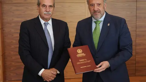 Entrega de la memoria de 2022 al presidente de las Cortes