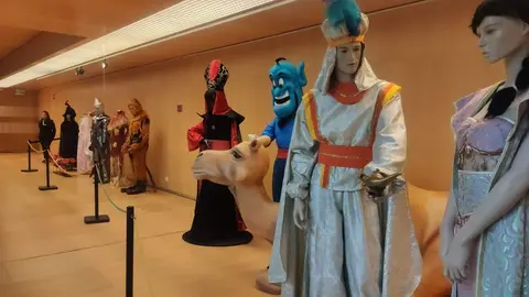 Varias vestimentas de la exposición