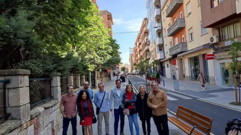 El equipo de Gobierno de Izquierda Unida junto al colegio Arias Gonzalo