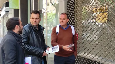 Francisco Requejo y parte de su equipo visitan comercios en la zona de las Tres Cruces