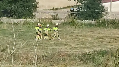 Los bomberos trabajan en la extinción
