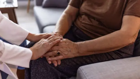 Cuidados a una persona anciana. Fotografía de archivo