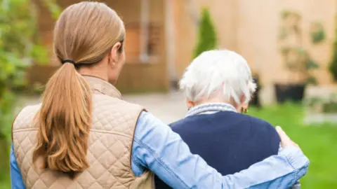 Mujer ayudando a una persona anciana. Fotografía de archivo