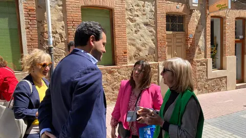 Raúl de la Hoz en su visita a Benavente junto a Beatriz Asensio