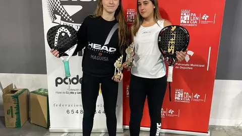 Olga y Elena con su trofeo
