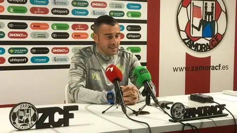 Yago Iglesias durante la previa del Zamora-Alavés B