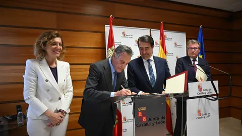 Firma del convenio oficinas de información antiocupación