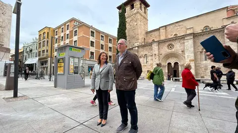 Jesús María Prada con la iglesia de Santiago el Burgo de fondo