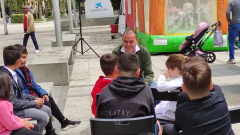 Francisco Requejo conversa con un grupo de niños en La Marina