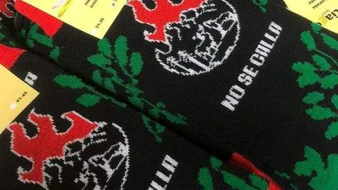 Calcetines La Culebra No se Calla. Fotografía: Santiago Textil