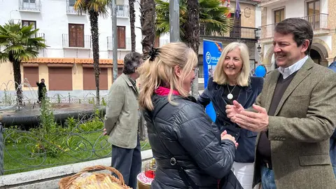 Mañueco durante su visita de apoyo a las candidaturas del PP en Alba de Tormes, Salamanca