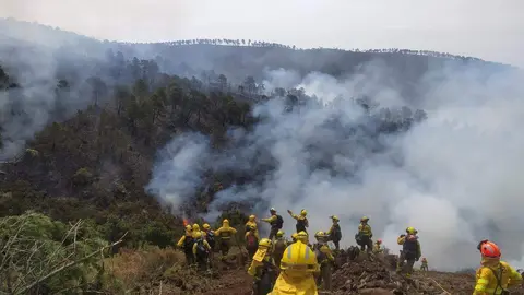Agentes forestales en el incendio de Las Hurdes. Fotografía: ATBRIF