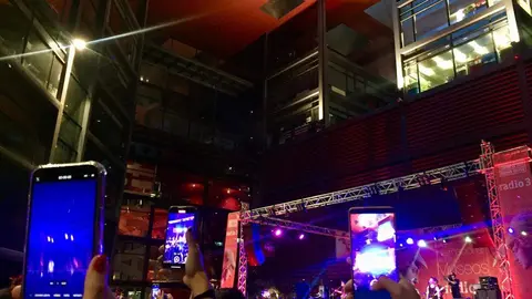 Público grabando durante un concierto