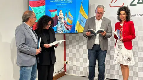 Jesús María Prada Saavedra, Judit Pino, gerente de Semuret y la autora Mamen Tapia durante la presentación del libro “Romería Virgen del Castillo”