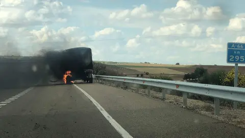 Camión ardiendo (2)