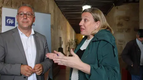 El candidato del PP al Ayuntamiento de Zamora, Jesús María Prada, y la consejera de Familia, Isabel Blanco
