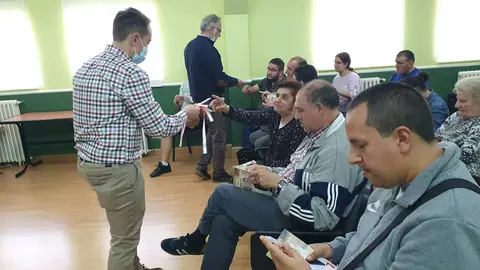 Visita del candidato socialista al Ayuntamiento de Benavente, Luciano Huerga, a Asprosub