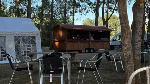 La caseta-bar móvil de Santibáñez de Tera, conocida como el "Chiringuito"