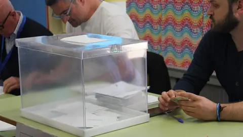 Votación elecciones municipales del 28M en el colegio Arias Gonzalo_4