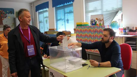 Fernando Barrio, candidato por Podemos al Ayuntamiento de Zamora, vota en el Arias Gonzalo_3
