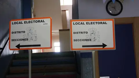 Votación elecciones municipales del 28M en el colegio Arias Gonzalo