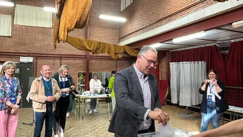 Jesús María Prada ejerce el derecho a voto