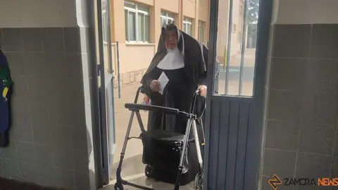 Una monja votando en el Colegio Público de La Hispanidad