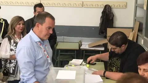 Francisco Requejo instantes antes de depositar su voto