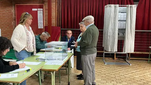 Una pareja de ancianos ejerce su derecho al voto en Zamora