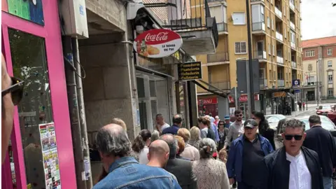 Largas colas en una panadería de Zamora