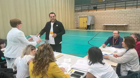 Tomás del Bien depositando su voto