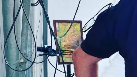 Embestidos dos militantes socialistas por un varón que conducía un patín con simbología franquista en Almería