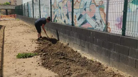 Miembros del equipo del Invictus cabando zanjas para evitar que el agua vuelva a entrar al local