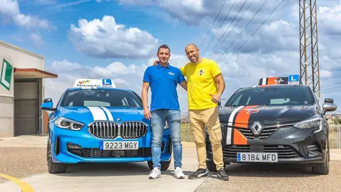 José Miguel Crespo, de autoescuela San Cristóbal, y Edén Ruiz de Aprobado a la primera. Fotografía: Vicente Irles Arce @vincentaneous