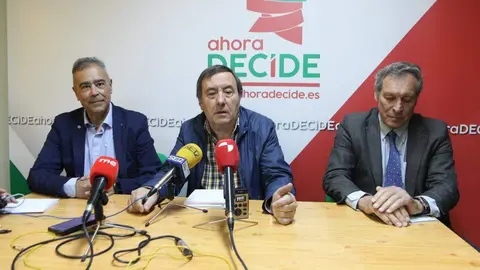 El portavoz de Ahora Decide, José Martín Pérez, junto a los alcaldes de Gema y Villanueva del Campo