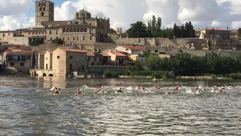 El grupo femenino en su primera vuelta a nado