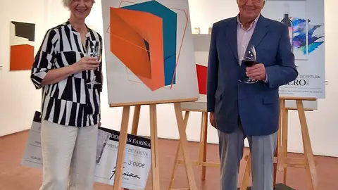 Manuel Fariña y la artista ganadora, Pepa Satué Ripoll