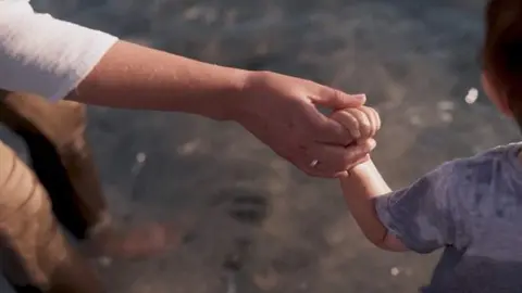 Bebé en el agua. Fotografía de archivo