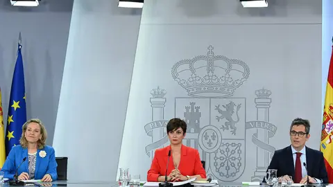 La ministra portavoz junto a la ministra de Asuntos Económicos y el ministro de la Presidencia, en la rueda de prensa tras el Consejo de Ministros Pool Moncloa/Borja Puig de la Bellacasa