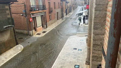El agua baja por una de las calles de la villa. Imagen de Rocío Gato
