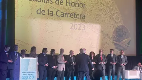 entrega medallas de oro de la carretera