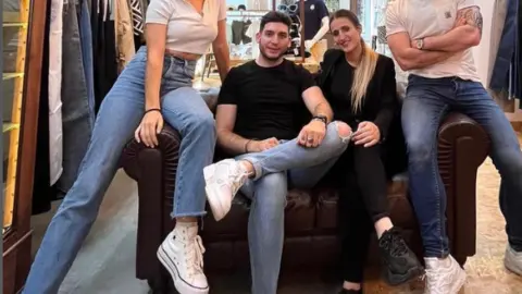 Repaertura de la tienda Hache